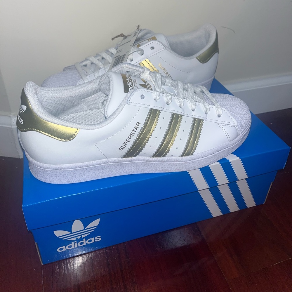 Adidas Superstar Womens Size 8.5 BRAND NEW WITH BOX AND TAGS